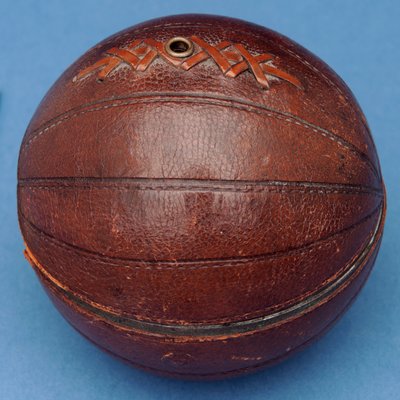موزع خيط على شكل كرة قدم (جلد) بواسطة مدرسة اللغة الإنجليزية