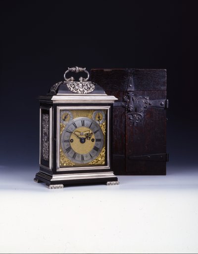 The Barnard Tompion، Tompion and Banger، London، No. 460، Stracket Clock، c.1708 (خشب الأبنوس والفضة) (انظر أيضًا 745882-88) بواسطة مدرسة اللغة الإنجليزية