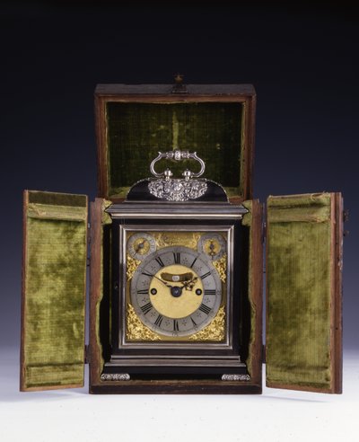 The Barnard Tompion، Tompion and Banger، London، No. 460، Stracket Clock، c.1708 (خشب الأبنوس والفضة) (انظر أيضًا 745882-87) بواسطة مدرسة اللغة الإنجليزية