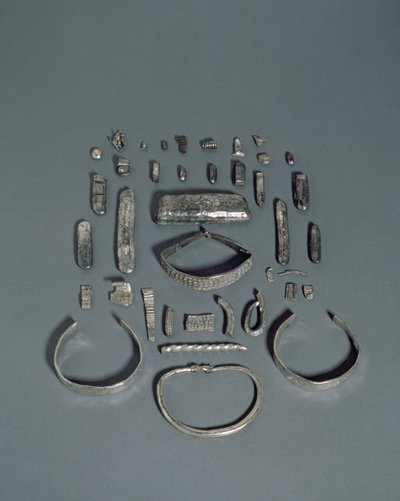 تم العثور على Cuerdale Hoard و Anglo-Saxon و Viking Treasure على ضفة نهر Ribble بالقرب من Cuerdale Hall ، بالقرب من Preston ، لانكشاير ، تاريخ المحطة النهائية 901-5 م (الفضة) بواسطة مدرسة اللغة الإنجليزية
