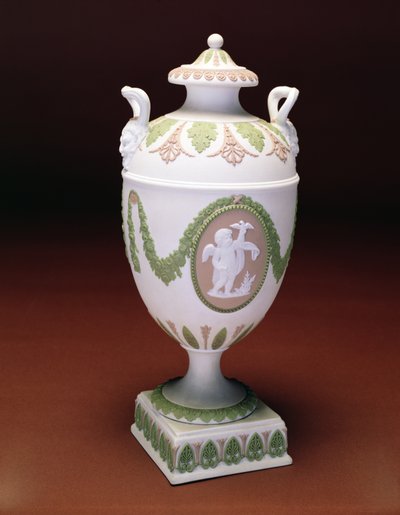 مزهرية من جاسبر بثلاثة ألوان ، نموذج لجون فلاكسمان. ويدجوود ج 1780 (سيراميك) بواسطة مدرسة اللغة الإنجليزية