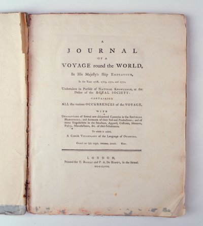عنوان صفحة مجلة رحلة حول العالم في جلالته سفينة إنديفور في السنوات 1768 ، 1779 ، 1770 و 1771 ، النشر العام في لندن ، 1771 (طباعة) بواسطة مدرسة اللغة الإنجليزية