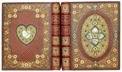 أطقم الأغطية العلوية والسفلية بتصميمات القلب والزهور حوالي عام 1920 بواسطة مدرسة اللغة الإنجليزية