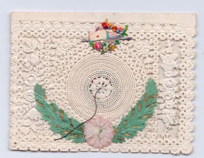 بطاقة تهنئة بخلية النحل الفيكتورية مع حمامة تحمل مظروفًا ، حوالي 1880 (الدانتيل الورقي) بواسطة مدرسة اللغة الإنجليزية