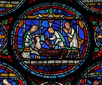 نافذة s6 التي تصور مشهدًا من نافذة St Thomas Becket Miracle: Cicely of Plumstead (؟) تجلس على رصيفها بواسطة مدرسة اللغة الإنجليزية