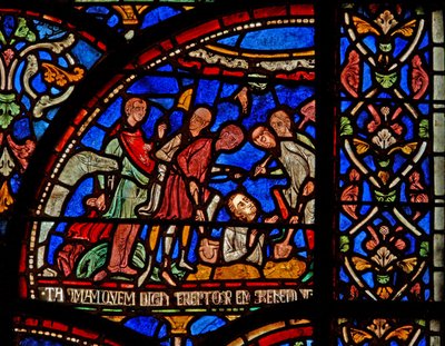 نافذة s7 تصور مشهدًا من نافذة St Thomas Becket Miracle: William of Gloucester مدفونة وكشفت بواسطة مدرسة اللغة الإنجليزية