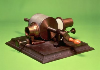نسخة طبق الأصل من الفونوغراف الأول ، الذي اخترعه توماس ألفا إديسون (1847-1931) في عام 1877 (معدن) (انظر أيضًا 260255) بواسطة المدرسة الإنجليزية المدرسة الإنجليزية