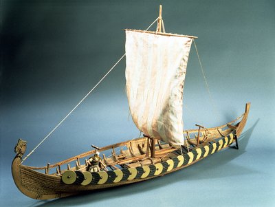 تم العثور على نموذج جامد لسفينة فايكنغ في Gokstad ، النرويج في عام 1880 (الخشب) بواسطة المدرسة الإنجليزية المدرسة الإنجليزية