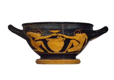 العلية ذات الشكل الأحمر العلوية ، مزينة بشابين عرايين راكعين بفوهة عمودي ، c.520-500 قبل الميلاد (سيراميك) بواسطة Epictetos