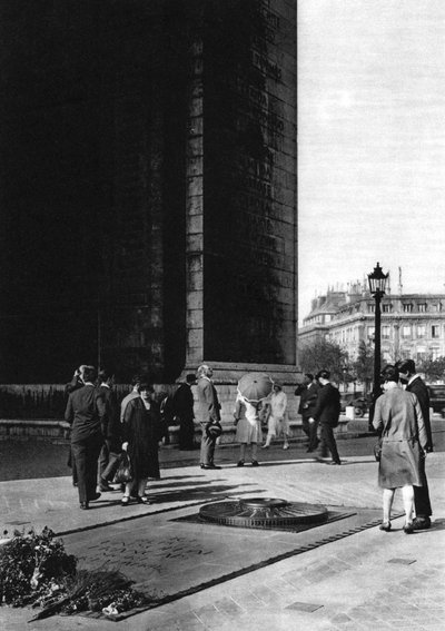 قبر الجندي المجهول ، باريس ، 1931. بواسطة إرنست فلاماريون