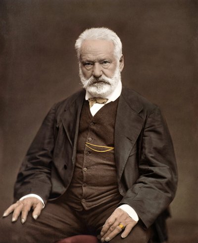 صورة لفيكتور هوغو (1802-1885) ، كاتب وشاعر فرنسي ، تلوين على صورة إيتيان كارجات (1828-1906) - فيكتور هوغو (1802-1885). كاتب وشاعر إنجليزي. كاليفورنيا. 1870. صورة فوتوغرافية ملونة. بواسطة إتيان كارات