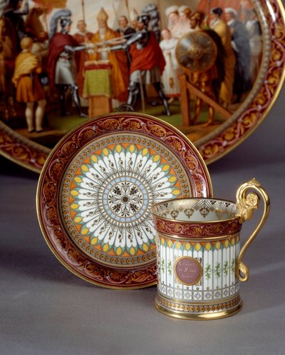 تقديم كوب بورسلين وصحن مصنوع من الشوكولاتة. أنجز من قبل إتيان تشارلز ليجواي (1762-1846) 1835 Sevres ، مصنع الخزف بواسطة إتيان تشارلز ليجواي