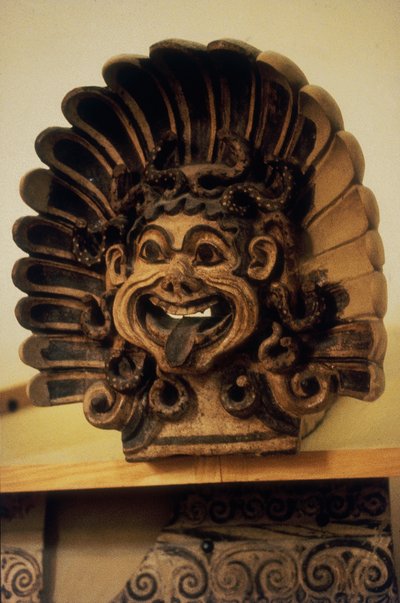 Antefix في شكل رأس Gorgons (الطين) بواسطة إتروسكان