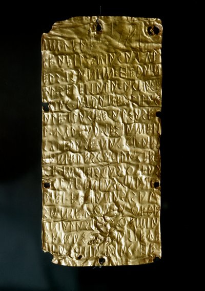 Antiquite etruscan: ألواح (شرائح) من بيرجي من الذهب منقوشة بنقوش باللغة الأترورية مكرسة للإلهة المتحدة. نهاية القرن السادس وأوائل القرن الخامس قبل الميلاد. خافت. 18.5 سم روما ، Museo Nazionale di Villa Giulia بواسطة إتروسكان