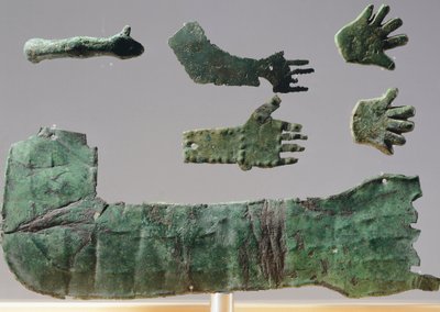Ex-voto في لوحة برونزية تصور الأطراف العلوية. المصنوعات اليدوية من كائنات حرم Reithia Este (Venetia). الحضارة الأترورية ، القرن الخامس والرابع قبل الميلاد. بواسطة إتروسكان