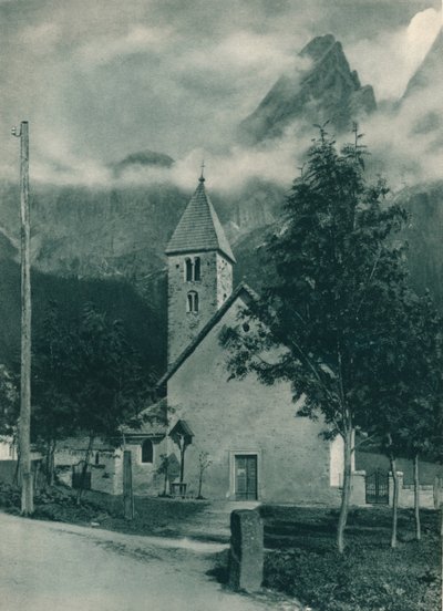 Chapel and Pala Group، San Martino di Castrozza، Dolomites، Italy، 1927 بواسطة يوجين بوبيل