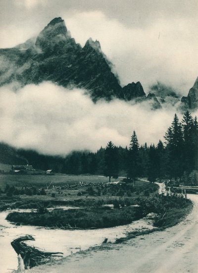 مجموعة بالا في السحب ، سان مارتينو دي كاستروزا ، الدولوميت ، إيطاليا ، 1927 بواسطة يوجين بوبيل