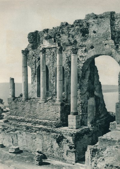 جزء من المسرح اليوناني ، تاورمينا ، صقلية ، 1927 بواسطة يوجين بوبيل