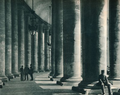 جزء من الرواق في ساحة سانت بيترز ، روما ، إيطاليا ، 1927 بواسطة يوجين بوبيل