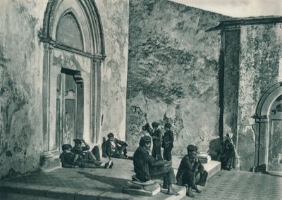 استراحة خارج الكنيسة ، تاورمينا ، صقلية ، إيطاليا ، 1927 بواسطة يوجين بوبيل
