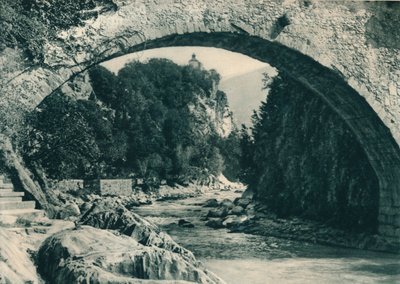 نهر الممر وقلعة زينو ، ميرانو ، جنوب التيرول ، إيطاليا ، 1927 بواسطة يوجين بوبيل