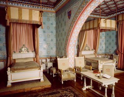 غرفة وردية مع أثاث من تصميم Eugene Viollet le Duc (1814-1879) و Edmond Clement-Louis-Marie-Duthoit (1837-1889) ، Chateau Neuf داخل Chateau de Roquetaillade ، فرنسا بواسطة يوجين ودوثويت إدموند فيوليت لو دوك