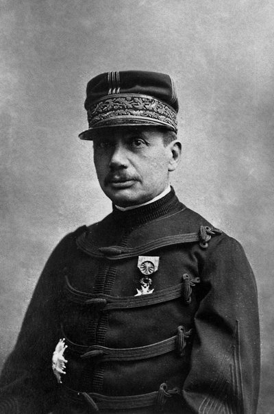 الجنرال غاستون بورغنيس ديسبورديز (1859-1901) عسكري فرنسي تلميذ في المدرسة المتعددة الفنون، بعد أن عمل في سلاح البحرية، حصل على قيادة قوات الهند الصينية، وقد صوره يوجين بيرو حوالي 1880-1881 بواسطة يوجين Pirou