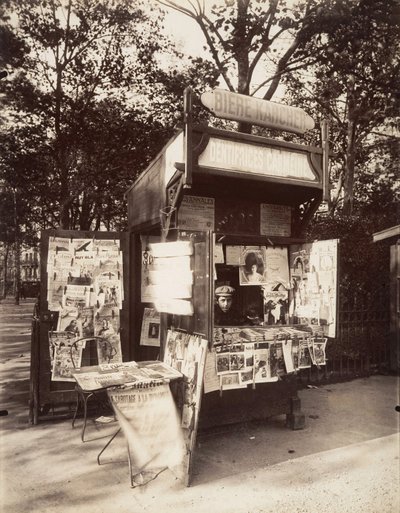كشك في باريس ، حوالي عام 1910 (صورة بني داكن) بواسطة يوجين أتيج