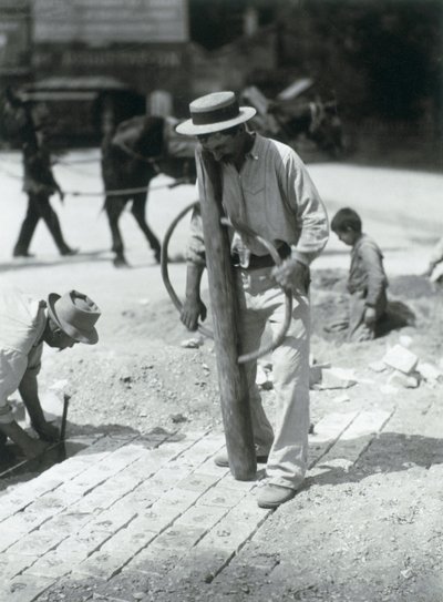 Street Paver ، 1910 (طباعة الجيلاتين الفضية) بواسطة يوجين أتيج