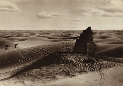 حجر ميل في الصحراء (صورة بالأبيض والأسود) بواسطة المصور الأوروبي