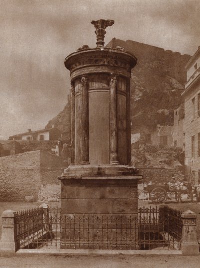 Monument to Dionysus, god of wine, erected in Athens in 335-34 BC by Lysicrates to celebrate his teams victory in the theatrical contests (b/w photo) بواسطة المصور الأوروبي