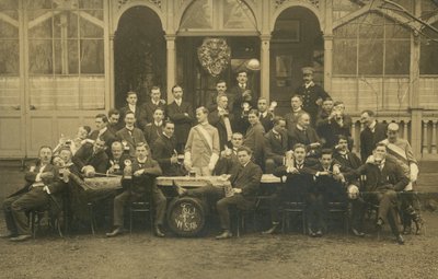 Portrait of a group of men, possibly a fencing club (b/w photo) بواسطة المصور الأوروبي