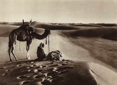 العبادة في الصحراء (صورة بالأبيض والأسود) بواسطة المصور الأوروبي