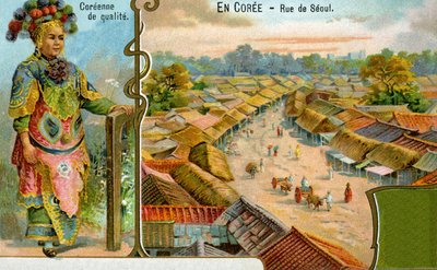 سيدة كورية ترتدي الزي التقليدي وتطل على شارع في سيول ، 1904 بواسطة المدرسة الأوروبية