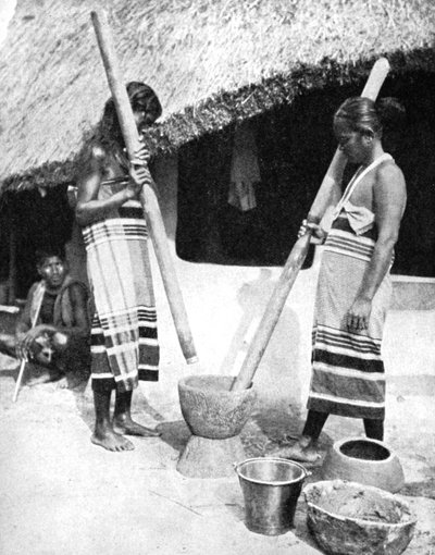 نساء نيوار يقصفون الحبوب ، نيبال ، 1936. بواسطة إيوينج جالواي