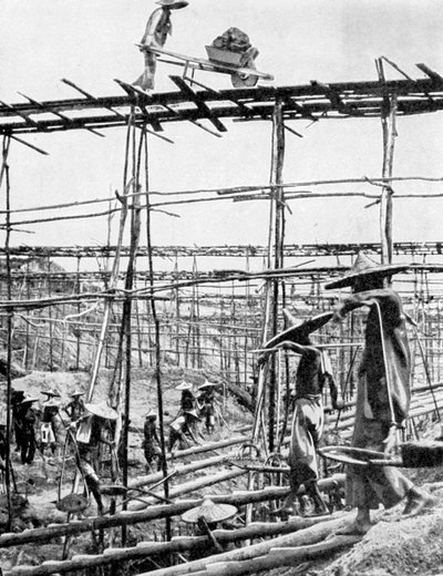 الطرق البدائية في أغنى منطقة قصدير في العالم ، تايبينغ ، الصين ، 1936. بواسطة إيوينج جالواي