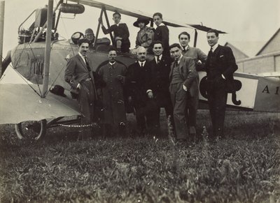 [طائرة وأشخاص] بواسطة Fedele Azari