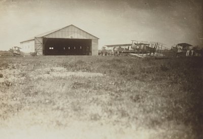 [طائرات في حقل] بواسطة Fedele Azari