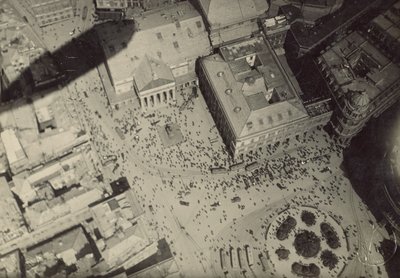 [منظر المدينة مع ظل المنطاد] بواسطة Fedele Azari