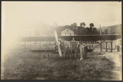 [صورة جماعية أمام الطائرة] بواسطة Fedele Azari