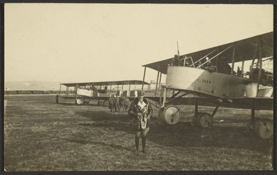 [رجل أمام الطائرة] بواسطة Fedele Azari