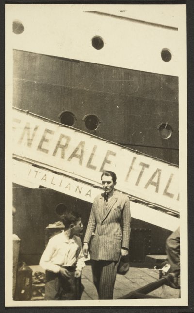 [رجل أمام السفينة] بواسطة Fedele Azari