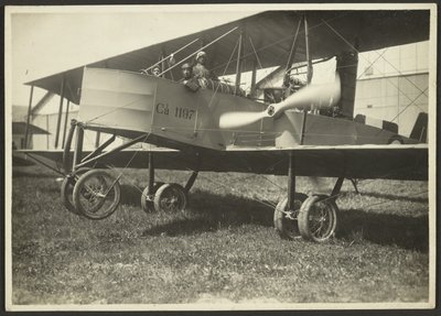 [رجال في الطائرة] بواسطة Fedele Azari