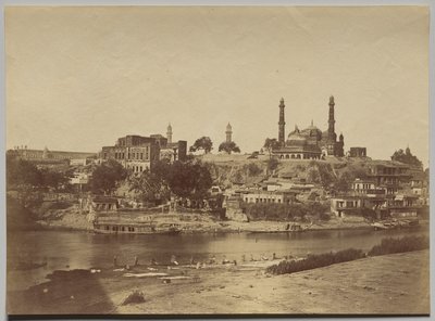 قلعة Muchee Bhawan ونهر Gomti مأخوذة من الجسر الحجري بواسطة فيليس أ. بيتو