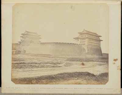 [بوابة بكين بعد الاستسلام - 21 أكتوبر 1860 - القوات البريطانية والفرنسية في الحيازة] بواسطة فيليس بيتو