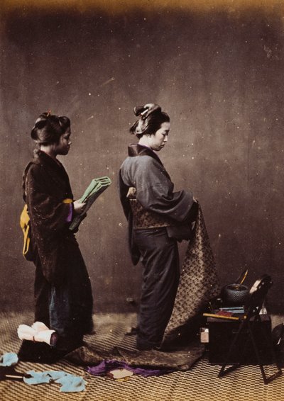تلبيس المرأة اليابانية ، c.1870-1880 بواسطة فيليس بيتو