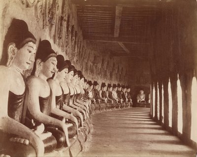 تسعة وأربعون Gautamas في معبد Sagaing بواسطة فيليس بيتو