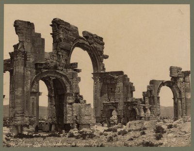 مدخل الرواق العظيم ، تدمر ، حوالي عام 1875 (طباعة زلال) بواسطة فيليكس بونفيس