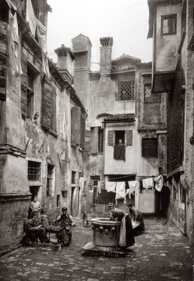 فناء محاط بمباني في البندقية ، حوالي 1880 بواسطة فرديناندو أونغانيا