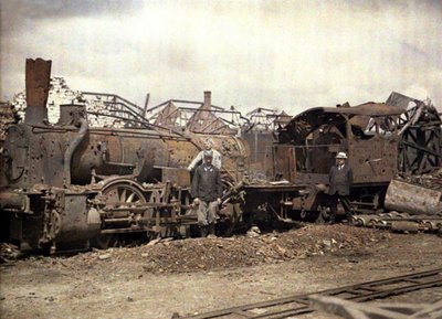 حرق قاطرة وعربة سكك حديدية أمام أنقاض مصنع تقطير Vauxrot ، Cuffies ، Aisne ، فرنسا ، 1917 (autochrome) بواسطة فرناند كوفيل